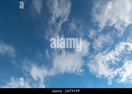 Einsiedeln Gegend, Kanton Schwyz, Schweiz, 20. Februar 2023 interessante Wolkenformen am Himmel an einem sonnigen Tag Stockfoto