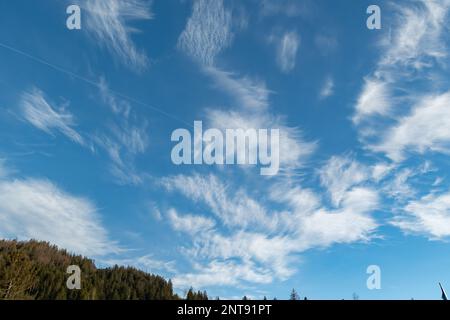 Einsiedeln Gegend, Kanton Schwyz, Schweiz, 20. Februar 2023 interessante Wolkenformen am Himmel an einem sonnigen Tag Stockfoto