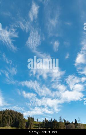 Einsiedeln Gegend, Kanton Schwyz, Schweiz, 20. Februar 2023 interessante Wolkenformen am Himmel an einem sonnigen Tag Stockfoto