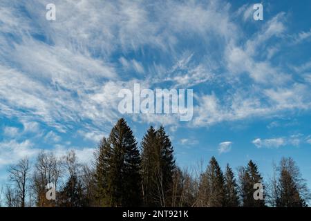 Einsiedeln Gegend, Kanton Schwyz, Schweiz, 20. Februar 2023 interessante Wolkenformen am Himmel an einem sonnigen Tag Stockfoto