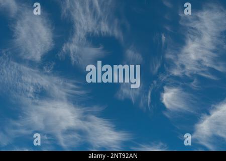 Einsiedeln Gegend, Kanton Schwyz, Schweiz, 20. Februar 2023 interessante Wolkenformen am Himmel an einem sonnigen Tag Stockfoto