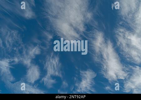 Einsiedeln Gegend, Kanton Schwyz, Schweiz, 20. Februar 2023 interessante Wolkenformen am Himmel an einem sonnigen Tag Stockfoto