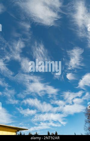 Einsiedeln Gegend, Kanton Schwyz, Schweiz, 20. Februar 2023 interessante Wolkenformen am Himmel an einem sonnigen Tag Stockfoto