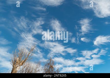 Einsiedeln Gegend, Kanton Schwyz, Schweiz, 20. Februar 2023 interessante Wolkenformen am Himmel an einem sonnigen Tag Stockfoto