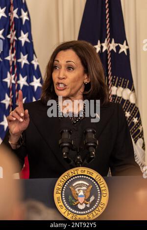 Washington, Usa. 27. Februar 2023. Vizepräsident Kamala Harris hält am Montag, den 27. Februar 2023, eine Rede zum Black History Month im East Room des Weißen Hauses in Washington, DC. Foto: Tasos Katopodis/UPI Credit: UPI/Alamy Live News Stockfoto