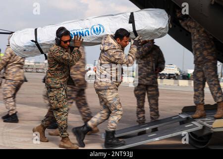 Luftwaffenstützpunkt Incirlik, Türkei. 20. Februar 2023. EIN US-AMERIKANISCHER Marine, der Task Force 61/2 (TF 61/2) zugewiesen, unterstützt türkisches Militärmitglied beim Verladen von Hilfsgütern in die USA Army CH-47 Chinook Helikopter am Incirlik Luftwaffenstützpunkt, Türkei, Februar. 20, 2023. 1AD CAB bietet eine dynamische Hubkapazität zur direkten Unterstützung der Hilfsmaßnahmen der USAID und der Türkei. 1AD CAB ist eine von mehreren US-Militäreinheiten, die TF 61/2 unterstützen und unter US-amerikanischer Führung tätig sind Sechste Flotte, USA Marine Forces Europe (NAVEUR) und USA Europäische Befehlshaber sind Teil der internationalen türkischen Katastrophenhilfe. (Kreditbild: © USA Marines/ZUMA Press Stockfoto