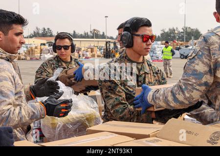 Luftwaffenstützpunkt Incirlik, Türkei. 20. Februar 2023. USA Marines, die der Task Force 61/2 (TF 61/2) zugeteilt sind, helfen türkischen Militärmitgliedern beim Laden von Hilfsgütern in die USA Army CH-47 Chinook Helikopter am Incirlik Luftwaffenstützpunkt, Türkei, Februar. 20, 2023. 1AD CAB bietet eine dynamische Hubkapazität zur direkten Unterstützung der Hilfsmaßnahmen der USAID und der Türkei. 1AD CAB ist eine von mehreren US-Militäreinheiten, die TF 61/2 unterstützen und unter US-amerikanischer Führung tätig sind Sechste Flotte, USA Marine Forces Europe (NAVEUR) und USA Europäische Befehlshaber sind Teil der internationalen türkischen Katastrophenhilfe. (Kreditbild: © USA Marines/ZUMA Press Stockfoto