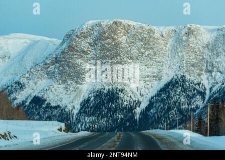 Unglaubliche Winterausblicke auf die Berge entlang des Alaska Highway im Januar mit unglaublichen Ausblicken auf die majestätische Landschaft. Stockfoto