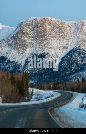 Unglaubliche Winterausblicke auf die Berge entlang des Alaska Highway im Januar mit unglaublichen Ausblicken auf die majestätische Landschaft. Stockfoto