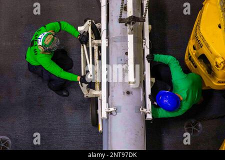 Mittelmeer. 19. Februar 2023. Aviation Electronics Technician Airman Nomar Rodriguez, Left, und Aviation Electronics Technician 2. Class Nick Svoboda, beide dem Electronic Attack Squadron (VAQ) 140 zugeteilt, sichern eine Frequenz-Störeinheit für den Transport an Bord des Flugzeugträgers der Nimitz-Klasse USS George H. W. Bush (CVN 77). 19, 2023. Carrier Air Wing (CVW) 7 ist die offensive Luft- und Streikkomponente der Carrier Strike Group (CSG) 10, George H.W. Buchse CSG. Die Geschwader von CVW-7 sind Strike Fighter Squadron (VFA) 86, VFA-103, VFA-136, VFA-143, VAQ-140, Fluggesellschaft Airborne Early Wa Stockfoto