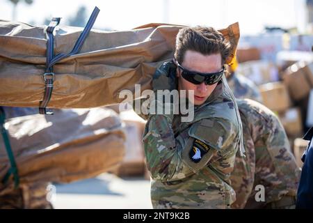 Luftwaffenstützpunkt Incirlik, Türkei. 18. Februar 2023. USA 1. Bataillon, 502. Infanterie-Regiment, 2. Brigaden-Kampfteam, 101. Luftwaffendivision, lädt Hilfsgüter auf einen CH-47F Chinook in der Incirlik-Luftwaffenbasis, Türkei, Februar. 18, 2023. Die 101. Airborne Division unterstützt die dynamische Auftriebskapazität des 1AD CAB zur direkten Unterstützung der Hilfsmaßnahmen der USAID und der Türkei für die von den Erdbeben in der Türkei betroffenen Personen. Die 101. Airborne Division ist eine von mehreren US-Militäreinheiten, die Task Force 61/2 (TF 61/2) unterstützen und unter US-amerikanischer Führung tätig sind Sechste Flotte, USA Marinestreitkräfte Euro Stockfoto