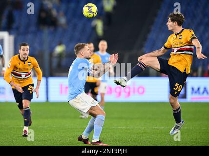 Ciro immobile von SS Lazio und Alessandro Zanoli von UC Sampdoria während des Spiels der Serie A 2022-2023, Stadio Olimpico, Lazio gegen Sampdoria, 27. Februar 2023 (Foto: AllShotLive/Sipa USA) SIPA USA/Alamy Live News Stockfoto