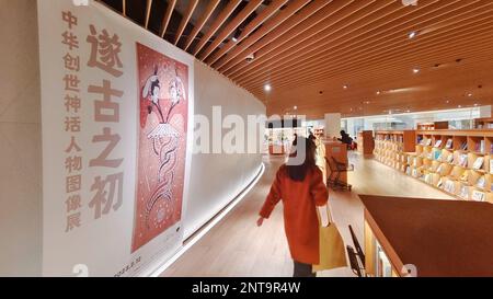 SHANGHAI, CHINA - 24. FEBRUAR 2023 - (DATEI) Besucher besuchen den Buchladen „Light Space“ von Xinhua, entworfen vom japanischen Architekten Tadao Ando in Shanghai, CH Stockfoto