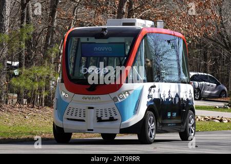 Cary, North Carolina, USA 24. Februar 2023: Autonomer, fahrerloser Bus für den Personenverkehr im Bond Park in Cary, North Carolina Stockfoto