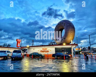 Randy's Donuts, Bäckerei und Wahrzeichen-Gebäude in Inglewood, Kalifornien Stockfoto