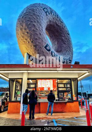 Randy's Donuts, Bäckerei und Wahrzeichen-Gebäude in Inglewood, Kalifornien Stockfoto