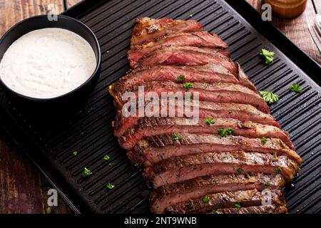 Flankensteak auf einem Grill mit Meerrettichsauce in einem Zimt Stockfoto