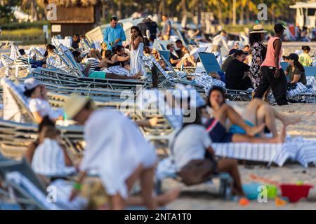 Fort Lauderdale, FL / USA - 23. Dezember 2022: Komprimierte Aufnahmen mit langer Linse von Menschen, die den Strand von Fort Lauderdale über die Weihnachtsfeiertage genießen. Stockfoto