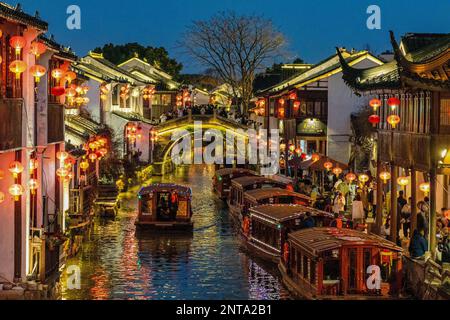 SUZHOU, CHINA - 27. FEBRUAR 2023 - Touristen strömen am Abend des Feb. Zum malerischen Qili Shantang im Bezirk Gusu, in der Stadt Suzhou, Provinz Jiangsu Stockfoto