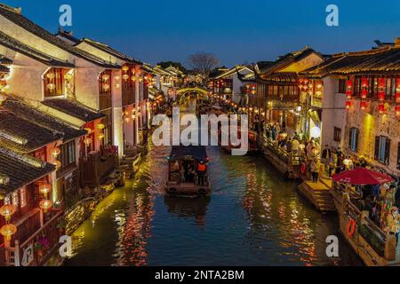 SUZHOU, CHINA - 27. FEBRUAR 2023 - Touristen strömen am Abend des Feb. Zum malerischen Qili Shantang im Bezirk Gusu, in der Stadt Suzhou, Provinz Jiangsu Stockfoto