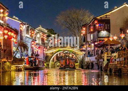 SUZHOU, CHINA - 27. FEBRUAR 2023 - Touristen strömen am Abend des Feb. Zum malerischen Qili Shantang im Bezirk Gusu, in der Stadt Suzhou, Provinz Jiangsu Stockfoto