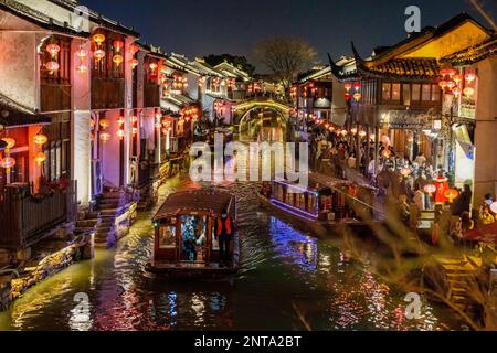 SUZHOU, CHINA - 27. FEBRUAR 2023 - Touristen strömen am Abend des Feb. Zum malerischen Qili Shantang im Bezirk Gusu, in der Stadt Suzhou, Provinz Jiangsu Stockfoto
