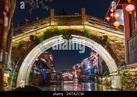 SUZHOU, CHINA - 27. FEBRUAR 2023 - Touristen strömen am Abend des Feb. Zum malerischen Qili Shantang im Bezirk Gusu, in der Stadt Suzhou, Provinz Jiangsu Stockfoto