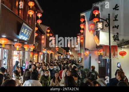 SUZHOU, CHINA - 27. FEBRUAR 2023 - Touristen strömen am Abend des Feb. Zum malerischen Qili Shantang im Bezirk Gusu, in der Stadt Suzhou, Provinz Jiangsu Stockfoto