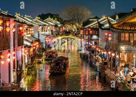 SUZHOU, CHINA - 27. FEBRUAR 2023 - Touristen strömen am Abend des Feb. Zum malerischen Qili Shantang im Bezirk Gusu, in der Stadt Suzhou, Provinz Jiangsu Stockfoto