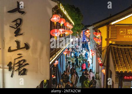 SUZHOU, CHINA - 27. FEBRUAR 2023 - Touristen strömen am Abend des Feb. Zum malerischen Qili Shantang im Bezirk Gusu, in der Stadt Suzhou, Provinz Jiangsu Stockfoto