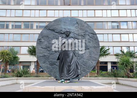 London, Großbritannien. Gedenkstatue für die britisch-jamaikanische Mary Seacole, die während des Krimkriegs pflegte, befindet sich auf dem Gelände des St. Thomas' Hospital. Stockfoto