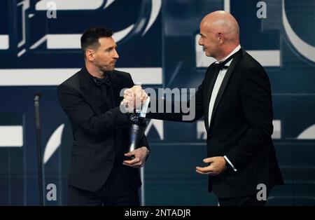 Paris, Frankreich. 27. Februar 2023. Der argentinische Lionel Messi (L) begrüßt den FIFA-Präsidenten Gianni Infantino, nachdem er während der Zeremonie der Best FIFA Football Awards 2022 in Paris, Frankreich, am 27. Februar 2023 den Best FIFA Men's Player Award erhalten hat. Kredit: Glenn Gervot/Xinhua/Alamy Live News Stockfoto