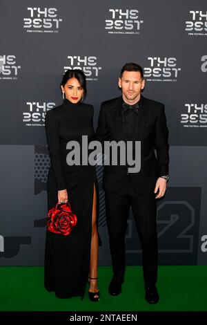 Paris, Frankreich. 27. Februar 2023. Der argentinische Lionel Messi (R) und seine Frau Antonela Roccuzzo nehmen am 27. Februar 2023 an der Zeremonie der besten FIFA Football Awards 2022 in Paris Teil. Kredit: Glenn Gervot/Xinhua/Alamy Live News Stockfoto