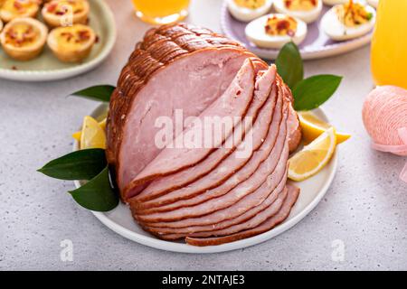 Traditioneller Osterschinken auf dem Tisch, serviert mit Osterbrunch Stockfoto