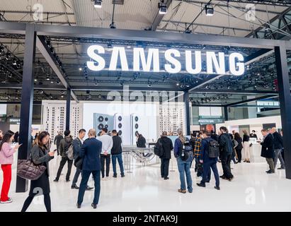 Barcelona , Spanien - Februar 27 2023: Mobiler Weltkongress 2023 in Barcelona. Stand oder Stand von Samsung Stockfoto