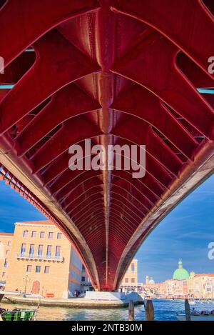 Die Ponte della Costituzione wurde im September 2008 für die Öffentlichkeit geöffnet und ist laut Architectuul, dem SIT, die vierte Brücke über den Canale Grande von Venedig Stockfoto