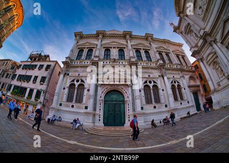 Dieses beeindruckende weiße Marmorgebäude wurde zwischen 1515 und 1560 erbaut, um eine Wohltätigkeitsgesellschaft zu beherbergen, die San Rocco gewidmet ist und in Venedig, Italien, aufgenommen wurde Stockfoto