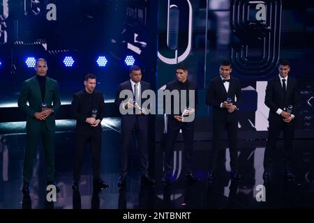 Paris, Frankreich. 27. Februar 2023. Paris, Frankreich, Februar 27. 2023: Virgil van Dijk, Lionel Messi, Kylian Mbappe, Achraf Hakimi, Casemir, Joao Cancelo erhält seine Trophäe für den FIFA FIFPRO World XI Award 2022 bei den Best FIFA Football Awards 2022 in Salle Pleyel in Paris, Frankreich. (Daniela Porcelli/SPP) Kredit: SPP Sport Press Photo. Alamy Live News Stockfoto