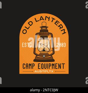 Vintage-Camping-Logo mit Wildnis-Design und Retro-Laterne. Etikett für Vektorverschiebung Stock Vektor