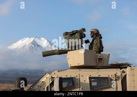 Lager Fuji, Japan. 3. Februar 2023. USA Nicholas Friske, ein Panzerabwehrraketenschütze mit 3D Bataillonen, 4. Marines, bereitet sich auf den Abwurf eines ABSCHLEPPRAKETENSYSTEMS aus einem Joint Light Tactical Vehicle während der Fuji Viper 23,2 im Combined Arms Training Center, Camp Fuji, Japan, im Februar vor. 3, 2023. Fuji Viper bietet US-Dollar Marines, die in Japan operieren, mit realistischen Schulungsmöglichkeiten, um kombinierte Waffen auszuüben und Fähigkeiten, Letalität und Bereitschaft aufrechtzuerhalten. 3/4 wird im Indo-Pazifik unter 4. Marines, 3D. Division im Rahmen des Unit Deployment Program eingesetzt. Fr Stockfoto