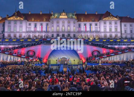 WARSCHAU, POLEN – 21. Februar 2023: Polnischer Präsident Andrzej Duda hält eine Rede in den Gärten der Königlichen Burg in Warschau. Stockfoto