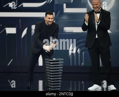 Paris, Frankreich. 27. Februar 2023. Der argentinische Lionel Messi (L) erhält den Best FIFA Men's Player Award während der Zeremonie der Best FIFA Football Awards 2022 in Paris, Frankreich, am 27. Februar 2023. Kredit: Glenn Gervot/Xinhua/Alamy Live News Stockfoto