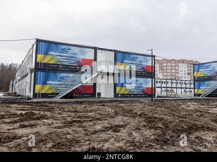 LEMBERG, UKRAINE – 24. Februar 2023: Temporäre modulare Wohnungen für Binnenvertriebene werden in Lemberg gesehen. Stockfoto