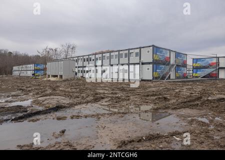 LEMBERG, UKRAINE – 24. Februar 2023: Temporäre modulare Wohnungen für Binnenvertriebene werden in Lemberg gesehen. Stockfoto