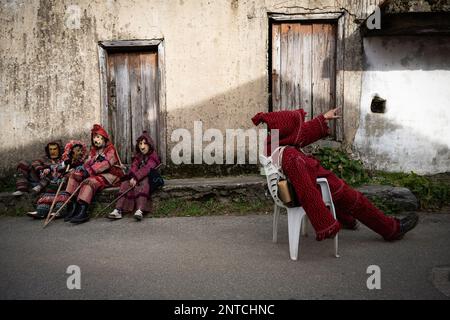 Vila Boa De Ousilhao, Portugal. 21. Februar 2023. Feierliche, als Teufel verkleidete Feiern während der Karnevalsfeier in Vila Boa de Ousilhao. Vila Boa de Ousilhao ist ein kleines Dorf, das im Tras-os-Montes-Gebirge (im Norden Portugals) verloren ist und die alte Tradition des Karnevals (Entrudo) bewahrt. Feierliche trugen Teufelsmasken aus Holz und durchstreifen das Dorf auf der Suche nach Spaß. (Foto: Hugo Amaral/SOPA Images/Sipa USA) Guthaben: SIPA USA/Alamy Live News Stockfoto