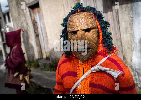 Vila Boa De Ousilhao, Portugal. 21. Februar 2023. Während der Karnevalsfeier in Vila Boa de Ousilhao ist ein feierlicher Feier, der als Teufel verkleidet ist, zu sehen. Vila Boa de Ousilhao ist ein kleines Dorf, das im Tras-os-Montes-Gebirge (im Norden Portugals) verloren ist und die alte Tradition des Karnevals (Entrudo) bewahrt. Feierliche trugen Teufelsmasken aus Holz und durchstreifen das Dorf auf der Suche nach Spaß. Kredit: SOPA Images Limited/Alamy Live News Stockfoto