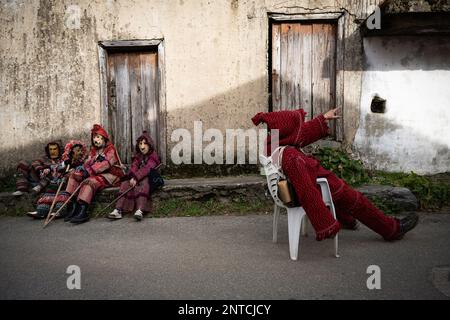 Vila Boa De Ousilhao, Portugal. 21. Februar 2023. Feierliche, als Teufel verkleidete Feiern während der Karnevalsfeier in Vila Boa de Ousilhao. Vila Boa de Ousilhao ist ein kleines Dorf, das im Tras-os-Montes-Gebirge (im Norden Portugals) verloren ist und die alte Tradition des Karnevals (Entrudo) bewahrt. Feierliche trugen Teufelsmasken aus Holz und durchstreifen das Dorf auf der Suche nach Spaß. Kredit: SOPA Images Limited/Alamy Live News Stockfoto