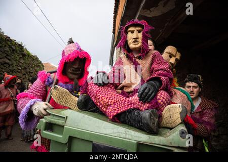 Vila Boa De Ousilhao, Portugal. 21. Februar 2023. Feierliche, als Teufel verkleidete Feiern während der Karnevalsfeier in Vila Boa de Ousilhao. Vila Boa de Ousilhao ist ein kleines Dorf, das im Tras-os-Montes-Gebirge (im Norden Portugals) verloren ist und die alte Tradition des Karnevals (Entrudo) bewahrt. Feierliche trugen Teufelsmasken aus Holz und durchstreifen das Dorf auf der Suche nach Spaß. Kredit: SOPA Images Limited/Alamy Live News Stockfoto