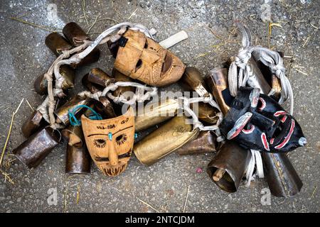 Vila Boa De Ousilhao, Portugal. 21. Februar 2023. Während des Karnevals von Vila Boa de Ousilhao sind Teufelshölzernmasken und Kuhglocken auf dem Boden zu sehen. Vila Boa de Ousilhao ist ein kleines Dorf, das im Tras-os-Montes-Gebirge (im Norden Portugals) verloren ist und die alte Tradition des Karnevals (Entrudo) bewahrt. Feierliche trugen Teufelsmasken aus Holz und durchstreifen das Dorf auf der Suche nach Spaß. Kredit: SOPA Images Limited/Alamy Live News Stockfoto