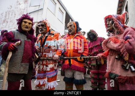 Vila Boa De Ousilhao, Portugal. 21. Februar 2023. Feierliche, als Teufel verkleidete Feiern während der Karnevalsfeier in Vila Boa de Ousilhao. Vila Boa de Ousilhao ist ein kleines Dorf, das im Tras-os-Montes-Gebirge (im Norden Portugals) verloren ist und die alte Tradition des Karnevals (Entrudo) bewahrt. Feierliche trugen Teufelsmasken aus Holz und durchstreifen das Dorf auf der Suche nach Spaß. Kredit: SOPA Images Limited/Alamy Live News Stockfoto